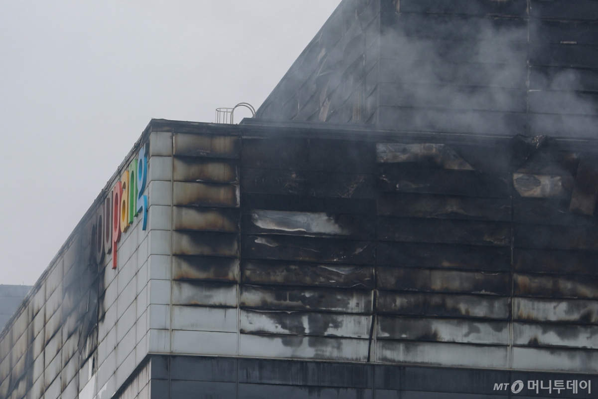 인천 서해구 석남동 쿠팡32물류센터 화재 닷새째인 22일 화재현장에서 연기가 솟아 오르고 있다/사진=머니투데이 DB