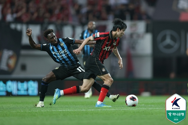 손정범(오른쪽). /사진=한국프로축구연맹 제공