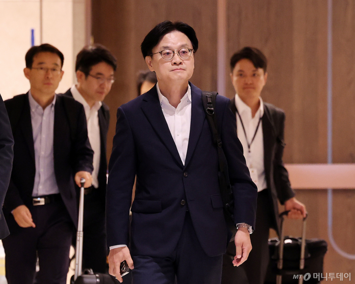김정관 산업통상부 장관이 22일 인천국제공항 제2여객터미널을 통해 미국 워싱턴으로 출국하고 있다. 김 장관은 23일(현지시간) 열리는 한미 조선협력센터(KUSPC) 개소식에 참석하고 '쿠팡 사태' 등 한미 통상 현안과 대미 투자 프로젝트 후속 조치를 논의할 예정이다. /사진=뉴스1