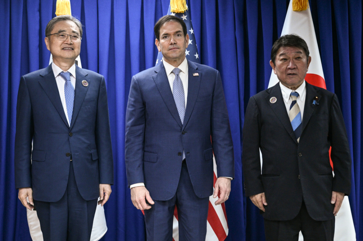 마코 루비오 미국 국무부 장관(가운데)과 조현 외교부 장관(왼쪽), 모테기 도시미쓰 일본 외무상(오른쪽)이 22일(현지시간) 필리핀 마닐라에서 열린 한미일 외교장관회의에 앞서 기념촬영에 임하고 있다./사진=AP(뉴시스) 