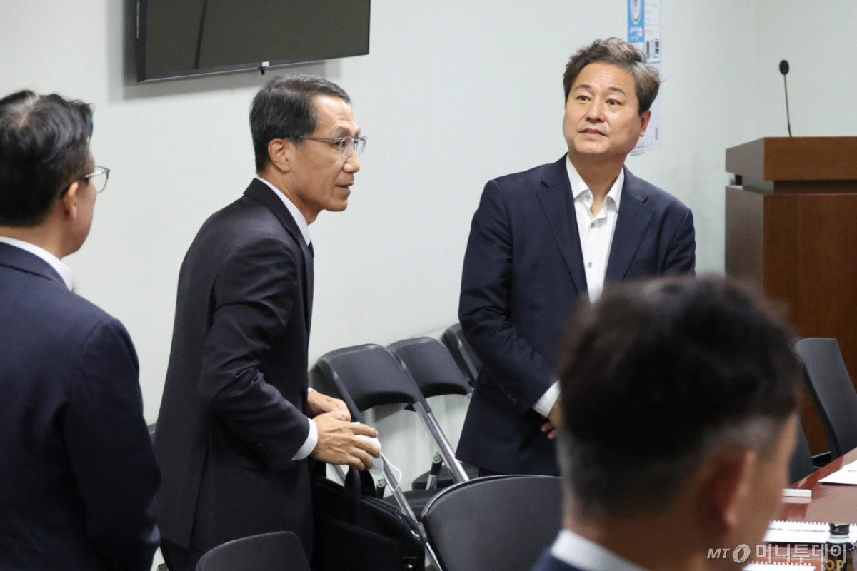 (서울=뉴스1) 신웅수 기자 = 유재성 경찰청장 직무대행이 23일 서울 여의도 국회 의원회관에서 열린 행정안전위원회 비공개 당정에서 김영배 더불어민주당 의원과 대화하고 있다. 2026.7.23/뉴스1 Copyright © 뉴스1. All rights reserved. 무단 전재 및 재배포, AI학습 이용 금지. /사진=(서울=뉴스1) 신웅수 기자