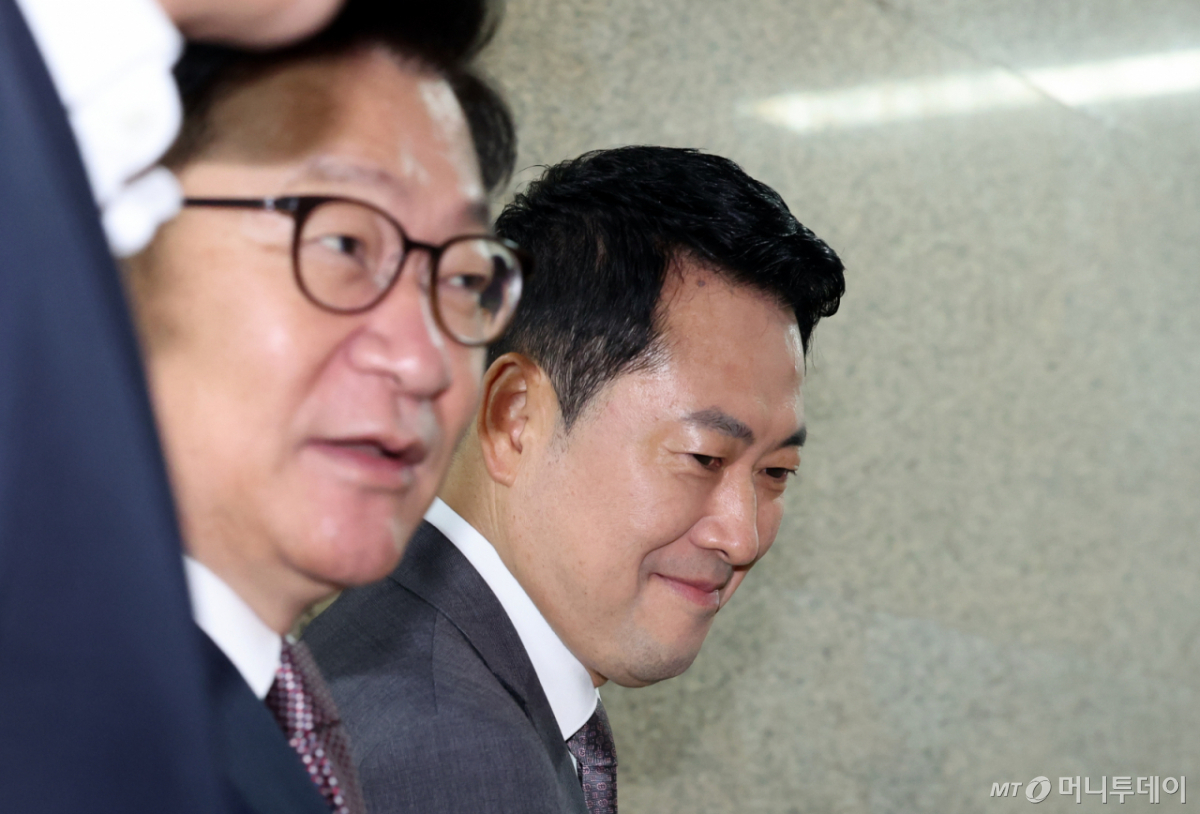 [서울=뉴시스] 최진석 기자 = 장동혁(오른쪽) 국민의힘 대표와 정점식 원내대표가 23일 여의도 국회에서 열린 최고위원회의에 입장하고 있다. 2026.07.23. myjs@newsis.com /사진=최진석