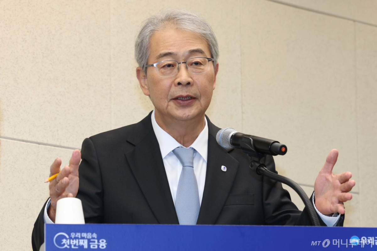 임종룡 우리금융그룹 회장이 지난해 9월29일 오전 서울 중구 우리은행 본점에서 '우리금융 미래동반성장 프로젝트' 그룹 CEO 합동 브리핑을 하고 있다. /사진=뉴스1