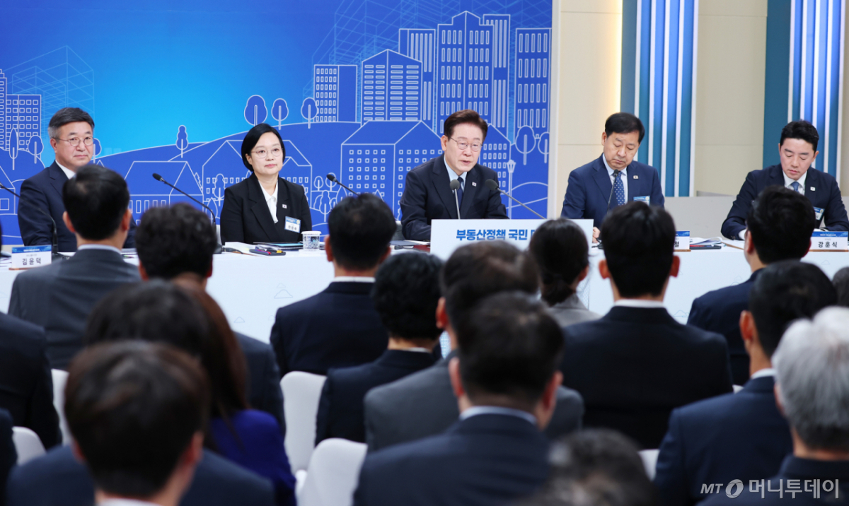 [서울=뉴시스] 김진아 기자 = 이재명 대통령이 23일 서울 여의도 KBS 별관 공개홀에서 열린 부동산정책 국민 대토론회에서 발언하고 있다.  왼쪽부터 윤호중 행정안전부 장관 ,한성숙 국무총리, 이 대통령, 구윤철 경제부총리 겸 재정경제부 장관, 강훈식 비서실장. (청와대통신사진기자단) 2026.07.23. bluesoda@newsis.com /사진=김진아