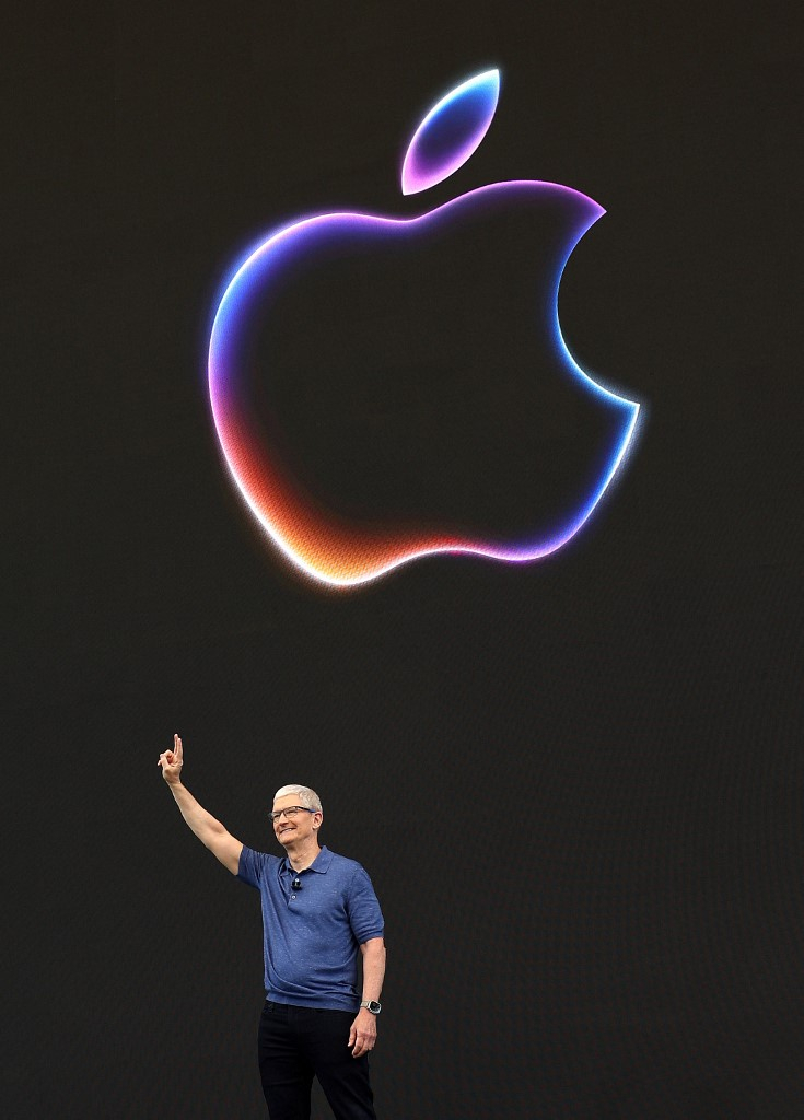 2024년 6월 10일: 애플 CEO 팀 쿡이 애플 세계 개발자 컨퍼런스(WWDC) 개막 연설을 하고 있다. 애플은 이 컨퍼런스에서 오픈AI의 챗GPT를 아이폰과 시리에 통합한다고 발표했다. /AFPBBNews=뉴스1
