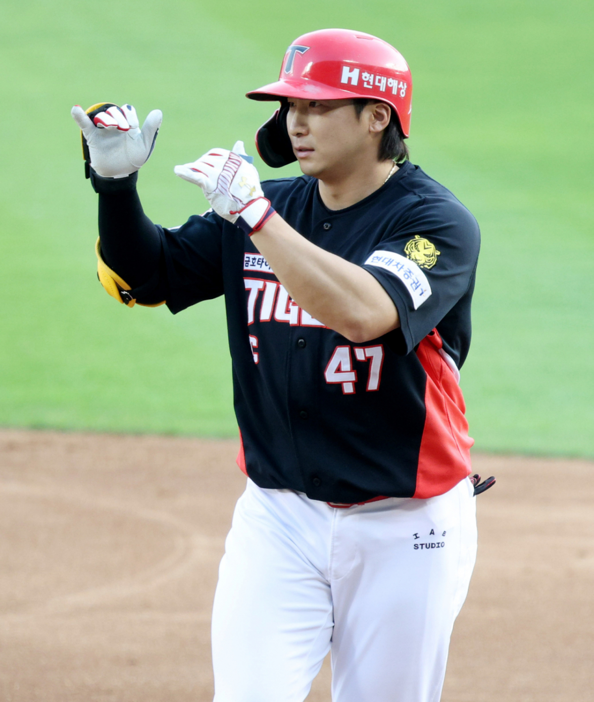 2026 신한 SOL KBO리그 두산 베어스 대 KIA 타이거즈 경기가 18일 서울 잠실야구장에서 열렸다.  KIA 나성범이 5회초 무사에서 좌전 안타타를 날리고 출루한 후 세리머니를 하고 있다. /사진=김진경 kim.jinkyung@