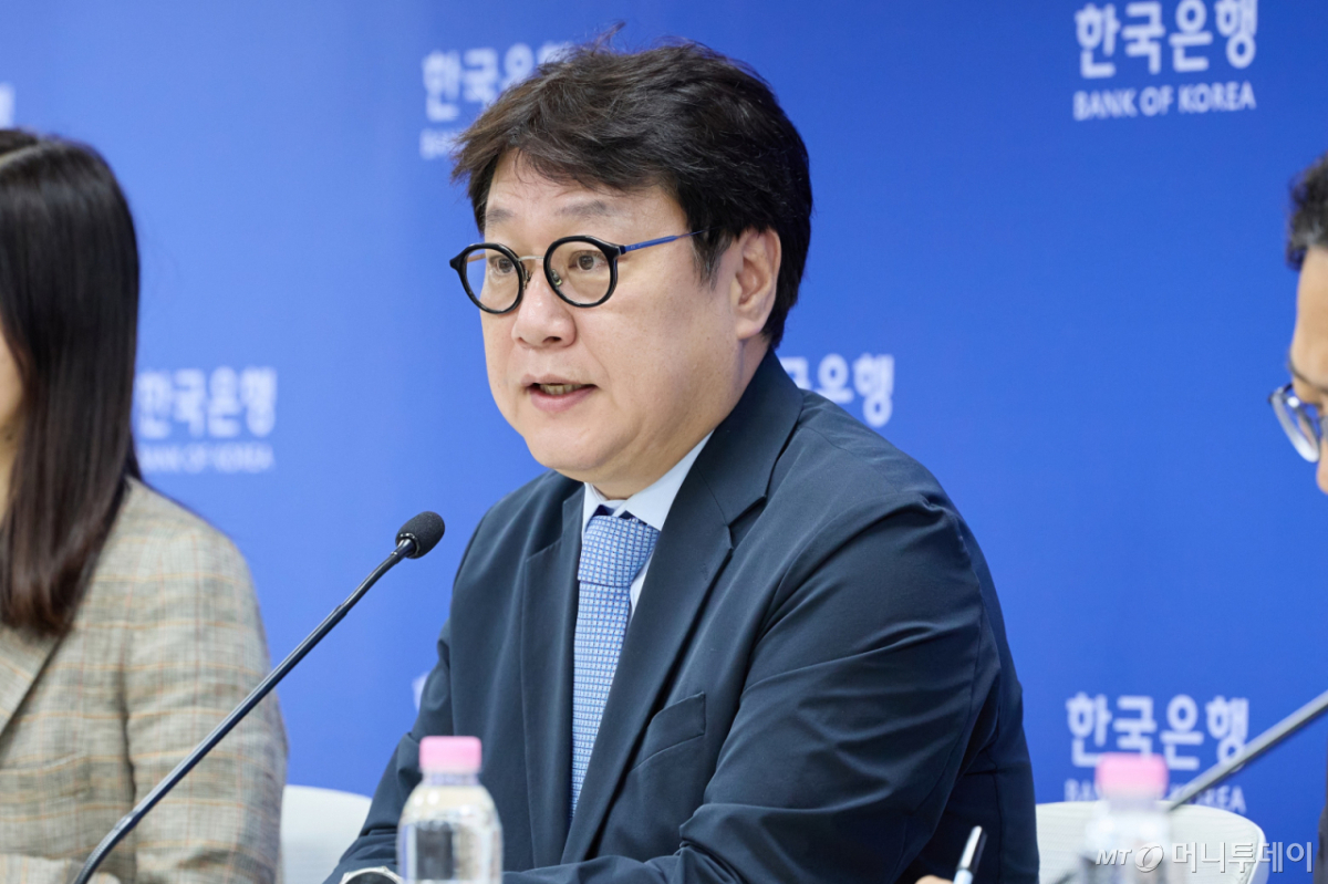 (서울=뉴스1) = 이동원 한국은행 경제통계2국장이 23일 오전 서울 중구 한국은행에서 열린 2026년 2/4분기 실질 국내총생산(속보) 설명회에서 발언하고 있다. (한국은행 제공. 재판매 및 DB금지) 2026.7.23/뉴스1  Copyright © 뉴스1. All rights reserved. 무단 전재 및 재배포,  AI학습 이용 금지. /사진=(서울=뉴스1)