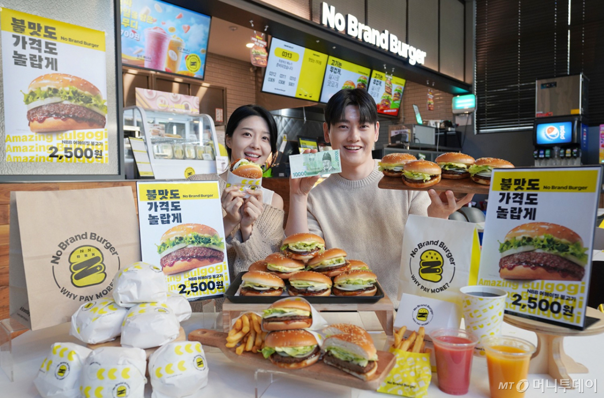 [서울=뉴시스] 26일 서울 성동구 노브랜드 버거 성수랩점에서 모델들이 '어메이징 불고기'를 소개하고 있다.  업계 최저가 2,500원으로 출시한 '어메이징 불고기'는 직화 고기 패티에 진한 불고기 소스, 신선한 양상추와 양파 등 신선한 채소를 더해 기본에 충실한 맛을 구현했다. (사진=신세계푸드 제공) 2026.02.26. photo@newsis.com *재판매 및 DB 금지 /사진=