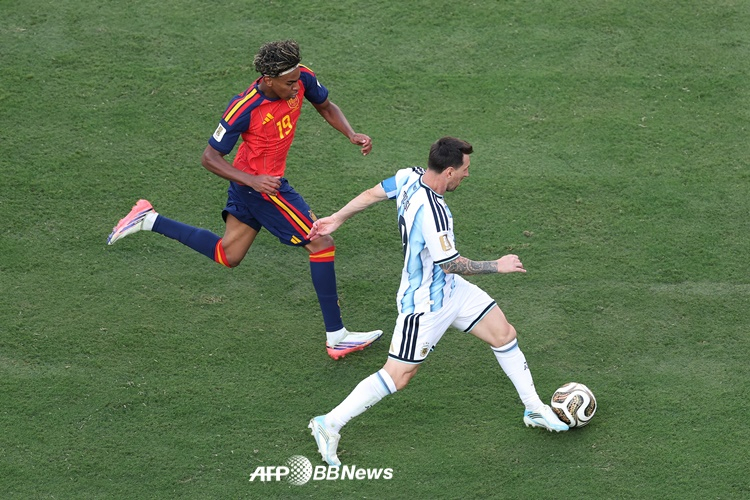 라민 야말(왼쪽)과 리오넬 메시. /AFPBBNews=뉴스1