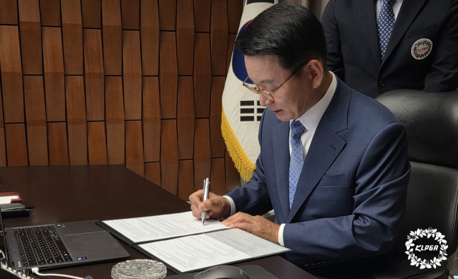 KLPGA 김상열 회장이 LPGA와 업무협약서(MOU)에 서명하고 있다. /사진=KLPGA 제공