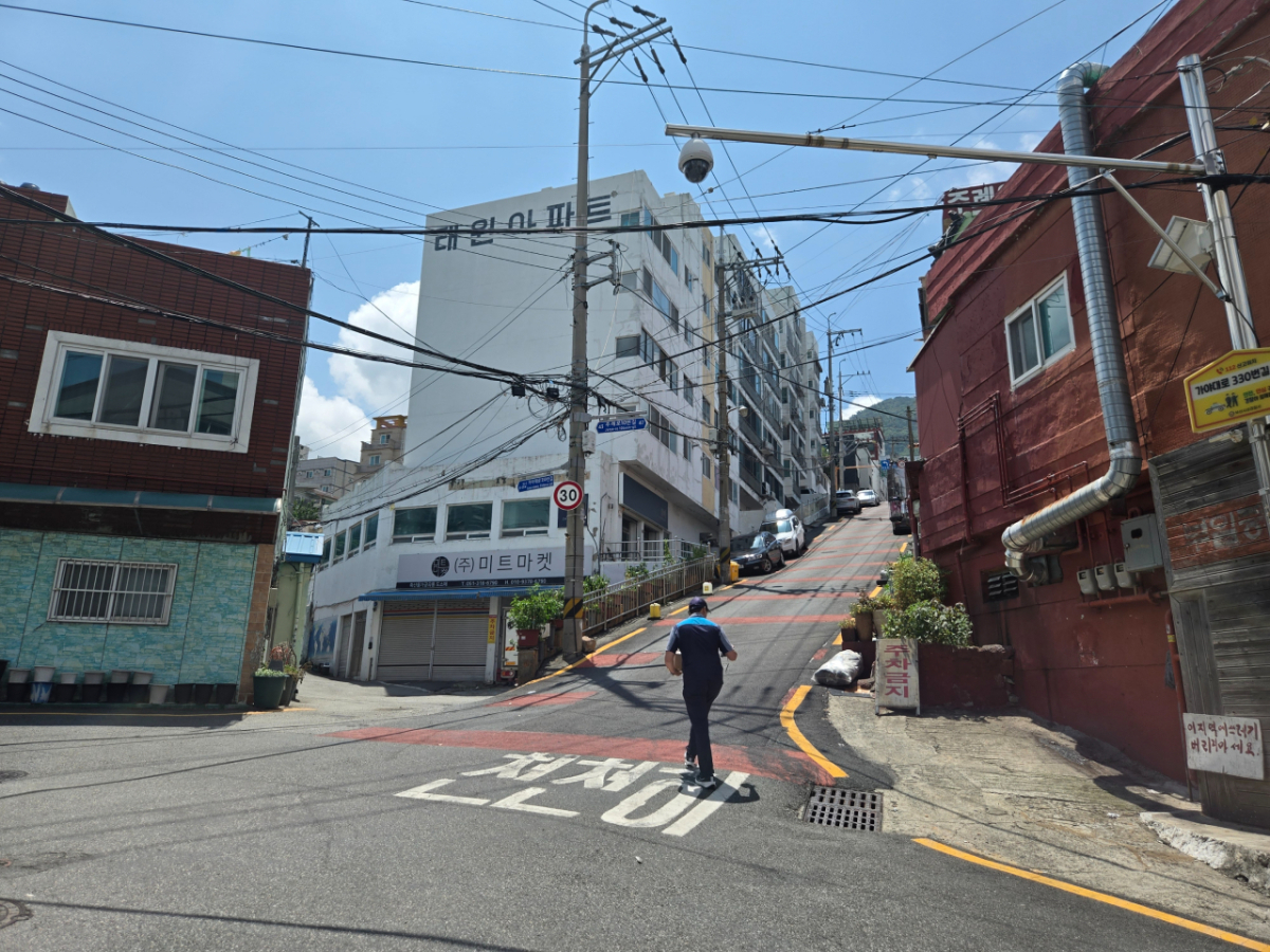 신은철 집배원이 23일 김경빈 씨 집을 방문하기 위해 오르막길을 오르고 있다./사진=이찬종 기자