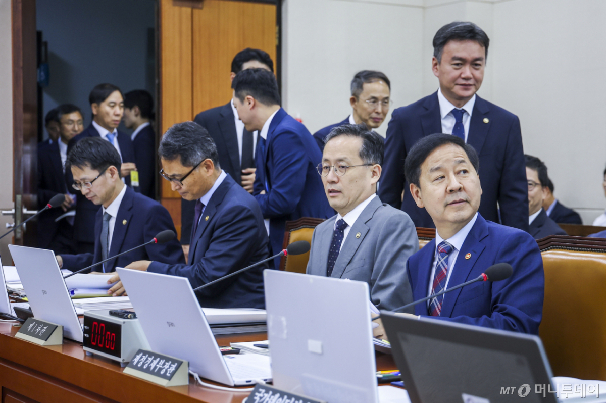 [서울=뉴시스] 정병혁 기자 = 구윤철 경제부총리 겸 재정경제부 장관이 7일 서울 여의도 국회에서 열린 재정경제기획위원회 전체회의에 참석하고 있다. 2026.07.07.  /사진=정병혁