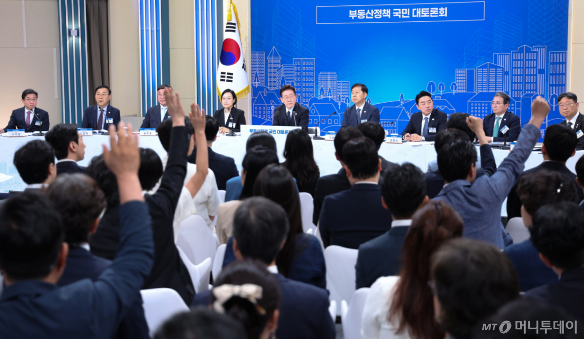 이재명 대통령이 23일 서울 여의도 KBS 별관에서 열린 부동산정책 국민 대토론회에서 발언권을 요청하는 참석자들을 바라보고 있다. 2026.7.23/뉴스1 /사진=(서울=뉴스1) 허경 기자
