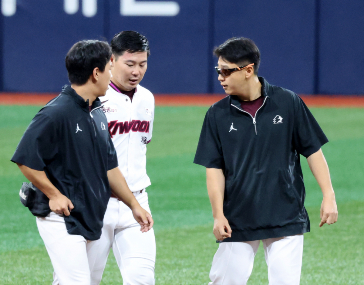 키움 좌익수 히우라가 23일 고척스카이돔에서 열리는 2026KBO리그 키움히어로즈와 삼성라이온즈 경기 10회초 2사 2루 구자욱의 타구를 호수비로 잡아낸 후 부상으로 교체되고 있다.. 2026.07.23. /사진=강영조 cameratalks@