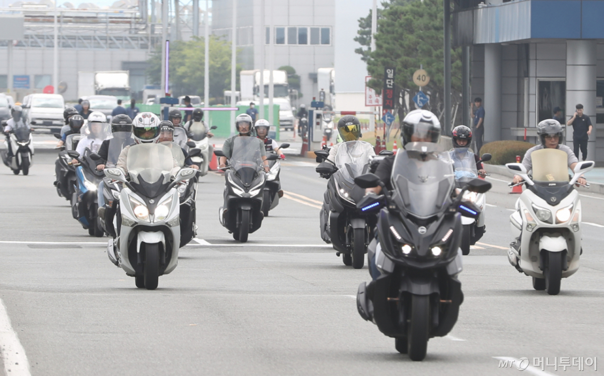 지난 20일 오전 현대자동차 울산공장 명촌정문에서 오전조 근로자들이 퇴근을 하고 있다. 현대차 노조는 이날부터 사흘간 근무조별로 하루 4시간씩 부분 파업을 벌인다./사진= 뉴스1
