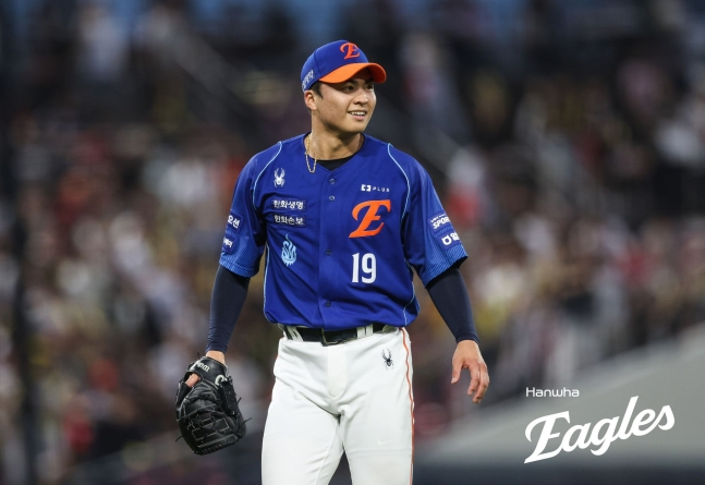 한화 이글스 왕옌청이 23일 광주-기아 챔피언스필드에서 열린 KIA 타이거즈와 2026 신한 SOL KBO리그 방문경기에서 선발 등판해 이닝을 실점 없이 마치고 미소를 짓고 있다. /사진=한화 이글스 제공