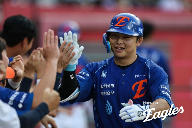 한화 이글스 문현빈이 23일 광주-기아 챔피언스필드에서 열린 KIA 타이거즈와 2026 신한 SOL KBO리그 방문경기에 선발 출전해 3회말 투런 홈런을 날린 뒤 동료들과 하이파이브를 하고 있다. /사진=한화 이글스 제공