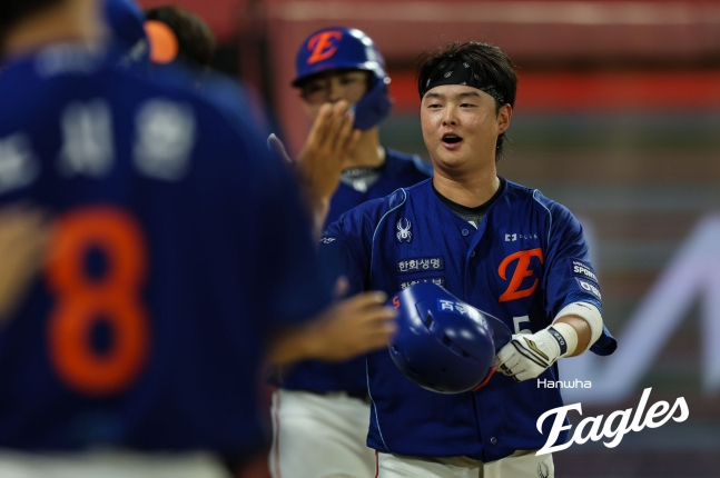 한화 이글스 이도윤이 23일 광주-기아 챔피언스필드에서 열린 KIA 타이거즈와 2026 신한 SOL KBO리그 방문경기에 선발 출전해 7회말 투런 홈런을 날린 뒤 환한 미소를 짓고 있다. /사진=한화 이글스 제공