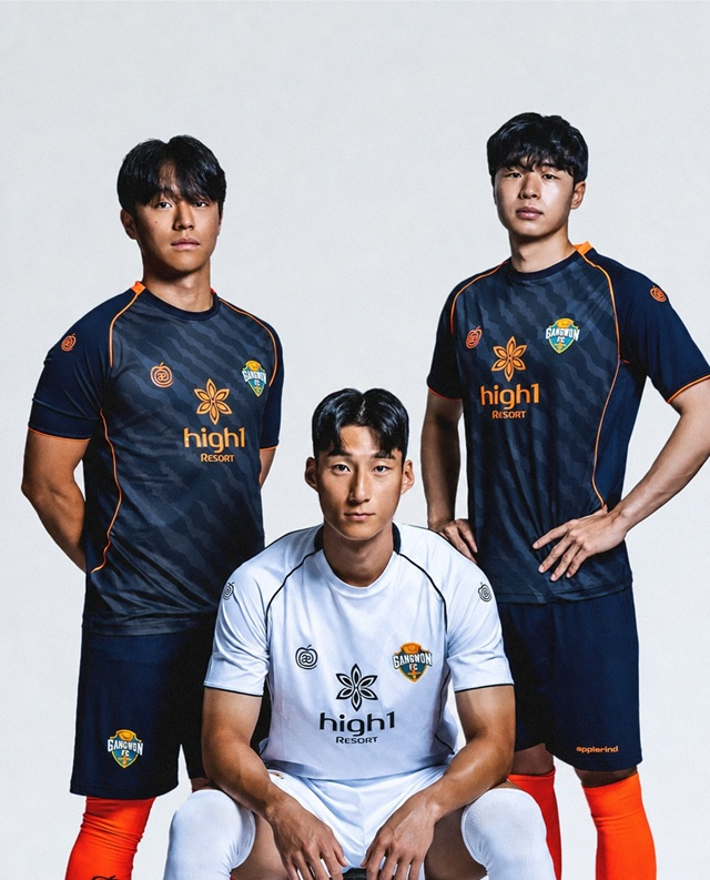 강원FC가 새로운 ACLE 유니폼을 발표했다. /사진=강원FC 제공