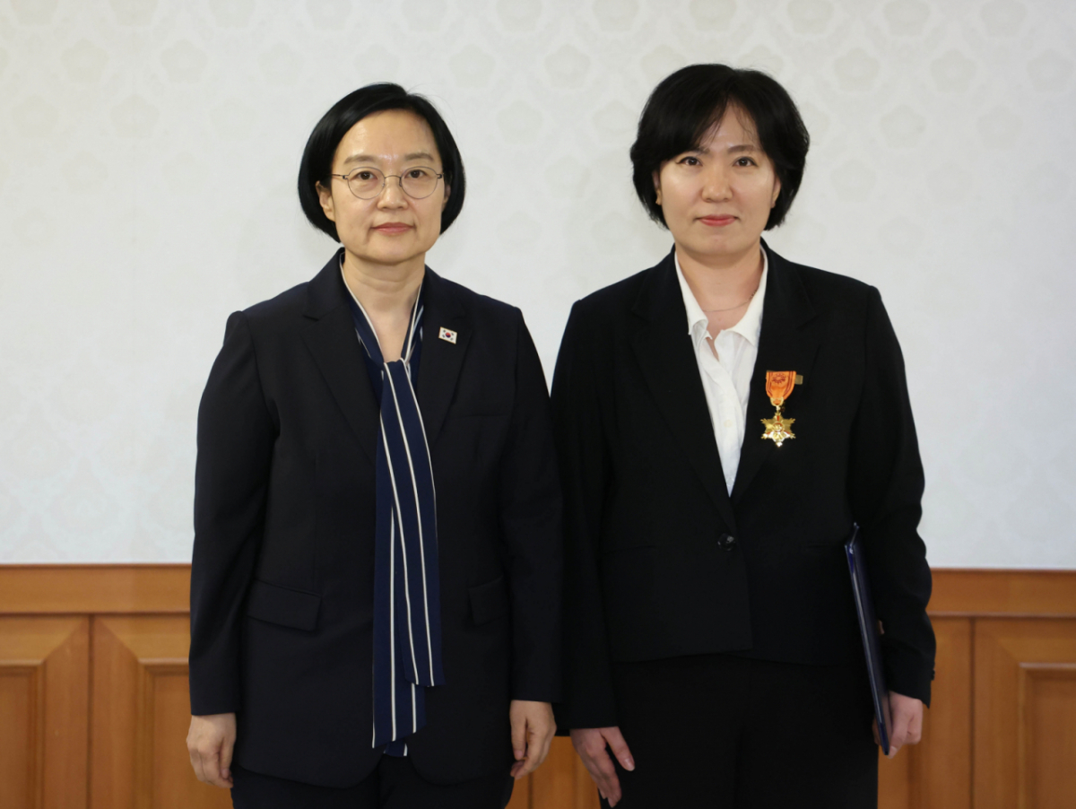 한성숙 국무총리가 지난 7일 오후 서울 종로구 정부서울청사에서 열린 적극행정 유공 포상 수여식에서 김지영 질병관리청 결핵정책과장(前 희귀질환관리과장)에게 녹조근정훈장을 수여한 뒤 기념촬영 하고 있다. /사진=뉴시스