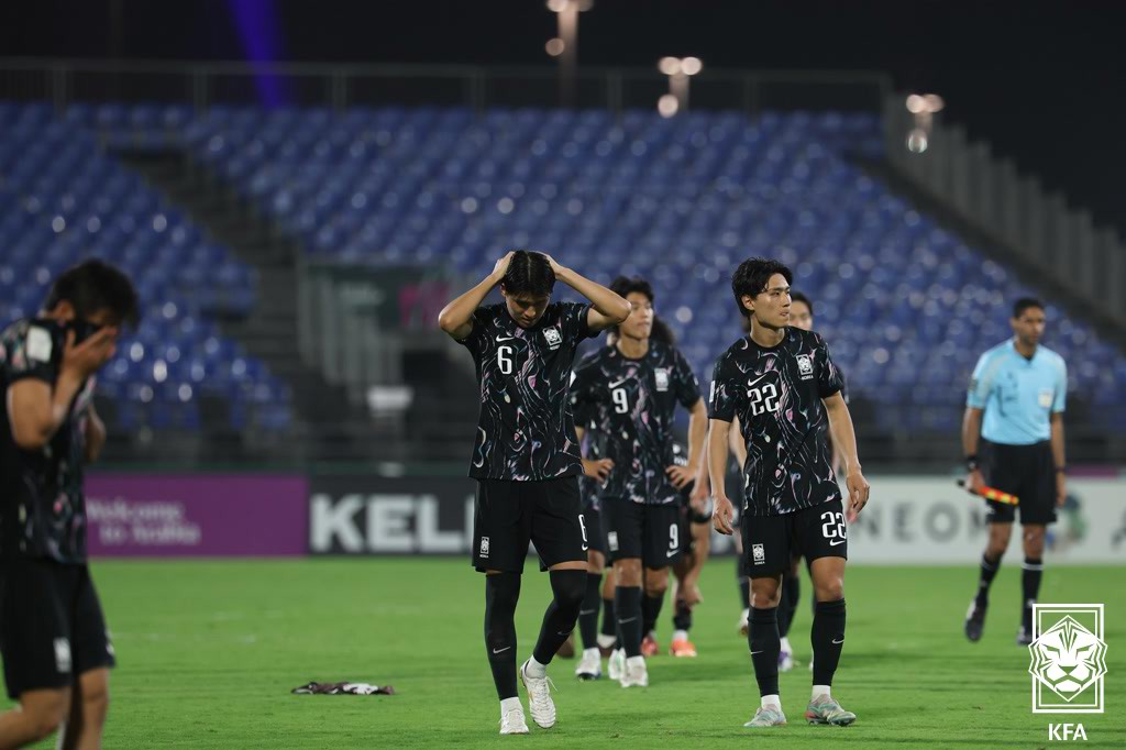 지난 1월 아시아축구연맹(AFC) U23 아시안컵 3위 결정전에서 베트남에 패배한 뒤 아쉬워하고 있는 선수들. /사진=대한축구협회 제공