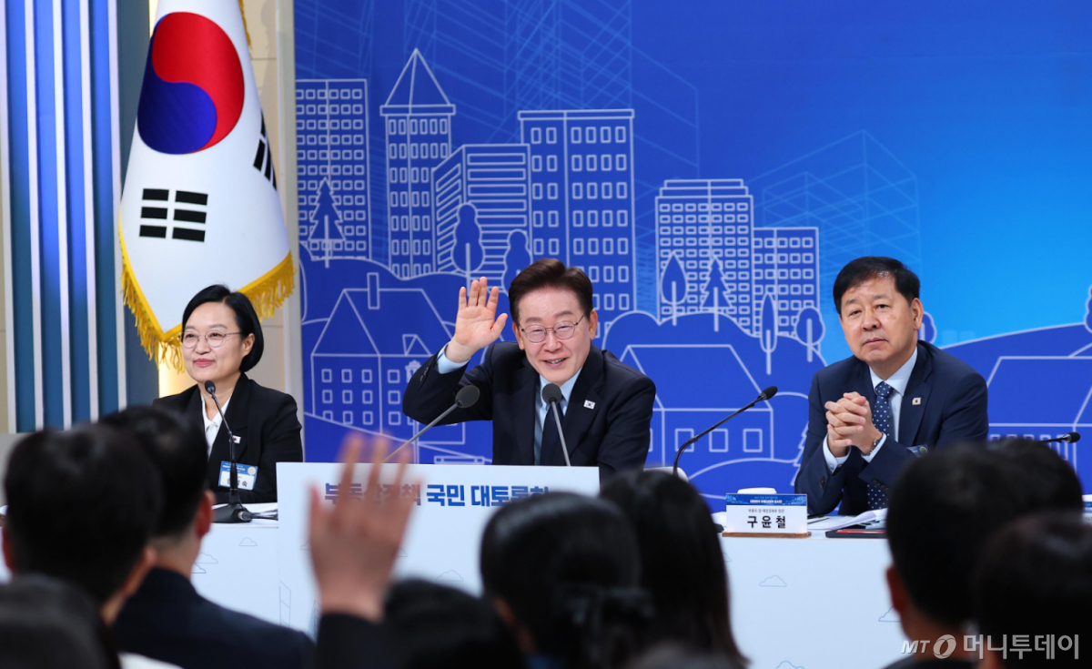 [서울=뉴시스] 김진아 기자 = 이재명 대통령이 23일 서울 여의도 KBS 별관에서 열린 부동산정책 국민 대토론회에서 참석자들의 의견을 받고 있다. (청와대통신사진기자단)  2026.07.23. bluesoda@newsis.com /사진=