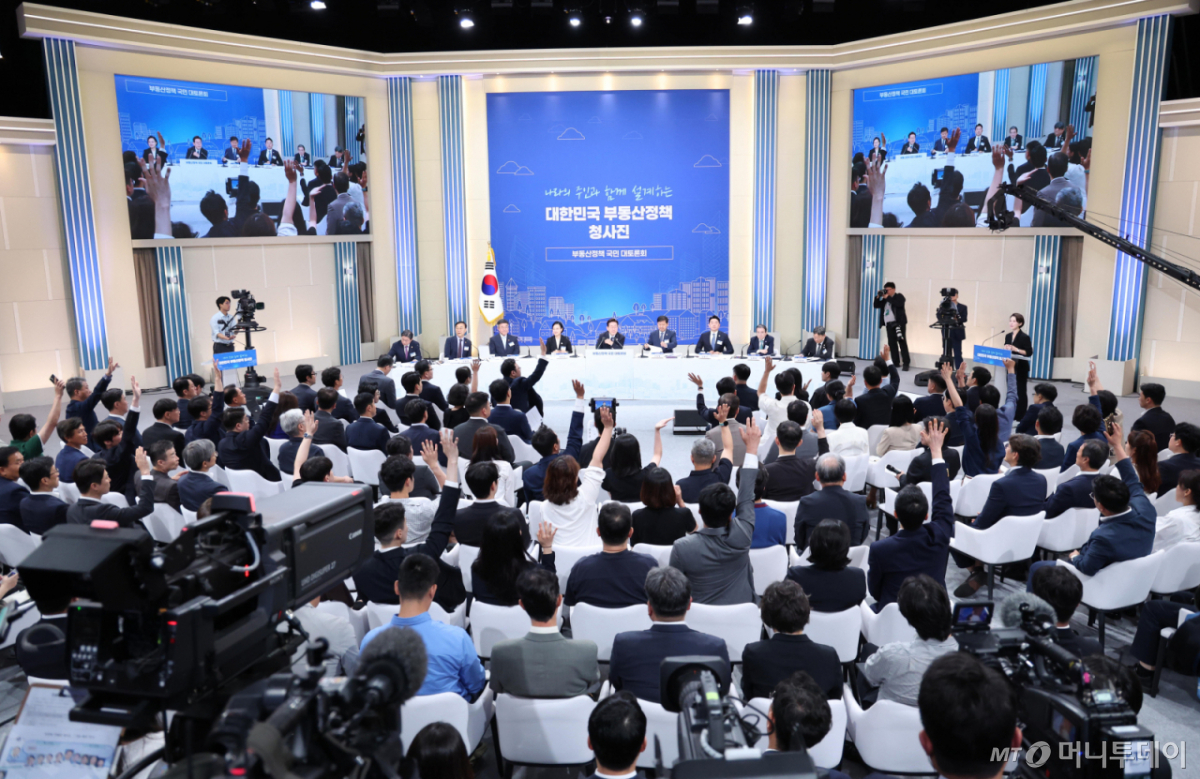 [서울=뉴시스] 김진아 기자 = 이재명 대통령이 23일 서울 여의도 KBS 별관에서 열린 부동산정책 국민 대토론회에서 참석자들의 질문을 받고 있다. (청와대통신사진기자단)  2026.07.23. bluesoda@newsis.com /사진=김진아