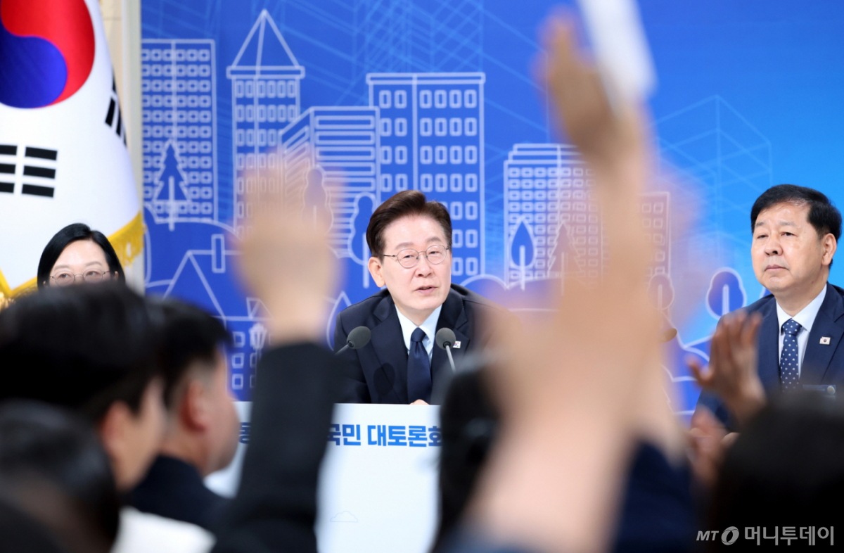 [서울=뉴시스] 김진아 기자 = 이재명 대통령이 23일 서울 여의도 KBS 별관에서 열린 부동산정책 국민 대토론회에서 참석자들의 질문을 받고 있다. (청와대통신사진기자단)  2026.07.23. bluesoda@newsis.com /사진=김진아
