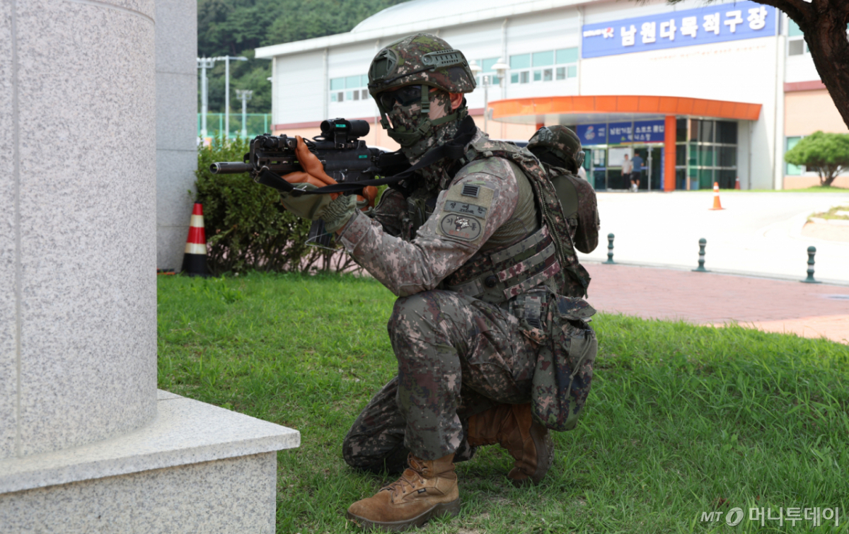 (남원=뉴스1) 유경석 기자 = 20일 전북 남원시 남원스포츠타운 일원에서 열린 2025년 을지연습 실제훈련 '남원종합스포츠타운 테러 대응 훈련'에서 35사단 기동대대 장병들이 패스트로프로 하강해 테러범 진압 작전에 투입되고 있다. 이 사진은 기사와 무관함. 2025.8.20/뉴스1 Copyright © 뉴스1. All rights reserved. 무단 전재 및 재배포, AI학습 이용 금지.