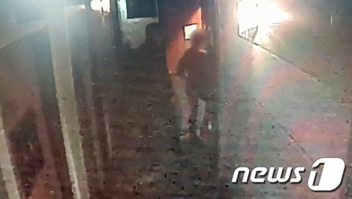 피해자와 씨가 함께 모텔방에 들어가는 모습. /사진=뉴스1