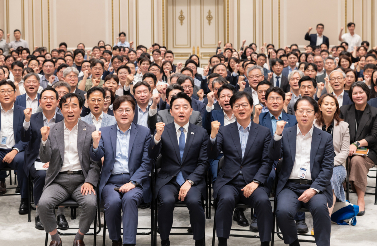 강훈식 대통령비서실장(맨 앞줄 가운데). / 사진제공=청와대