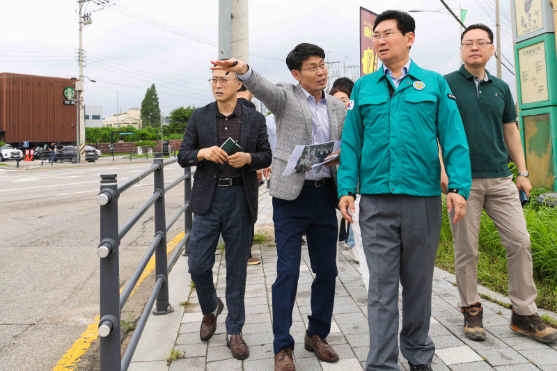 이상일 시장이 23일 기흥구 보라동 한국민속촌입구삼거리를 찾아 현장을 점검하고 있다./사진제공=용인시