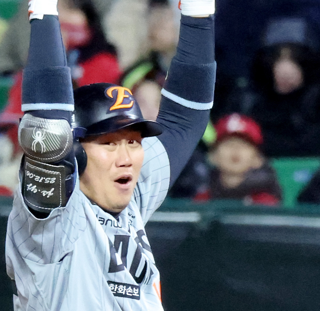 한화 하주석이 7일 랜더스필드에서 열린 2026KBO리그 한화이글스와 SSG랜더스 시즌 첫 경기 3회초 2사 만루에서 2타점 적시타를 터트린 후 환호하고 있다. 눈은 3루 응원석을 향했다.2026.04.07. 한화 하주석이 7일 랜더스필드에서 열린 2026KBO리그 한화이글스와 SSG랜더스 시즌 첫 경기 3회초 2사 만루에서 2타점 적시타를 터트린 후 환호하고 있다. 2026.04.07. 한편 3루에는 아내 김연정이 열렬히 그를 축하하고 있다. /사진=강영조 cameratalks@