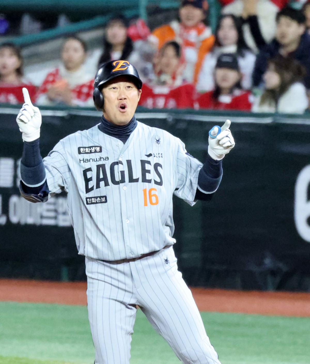 한화 하주석이 7일 랜더스필드에서 열린 2026KBO리그 한화이글스와 SSG랜더스 시즌 첫 경기 3회초 2사 만루에서 2타점 적시타를 터트린 후 환호하고 있다. 2026.04.07. /사진=강영조 cameratalks@