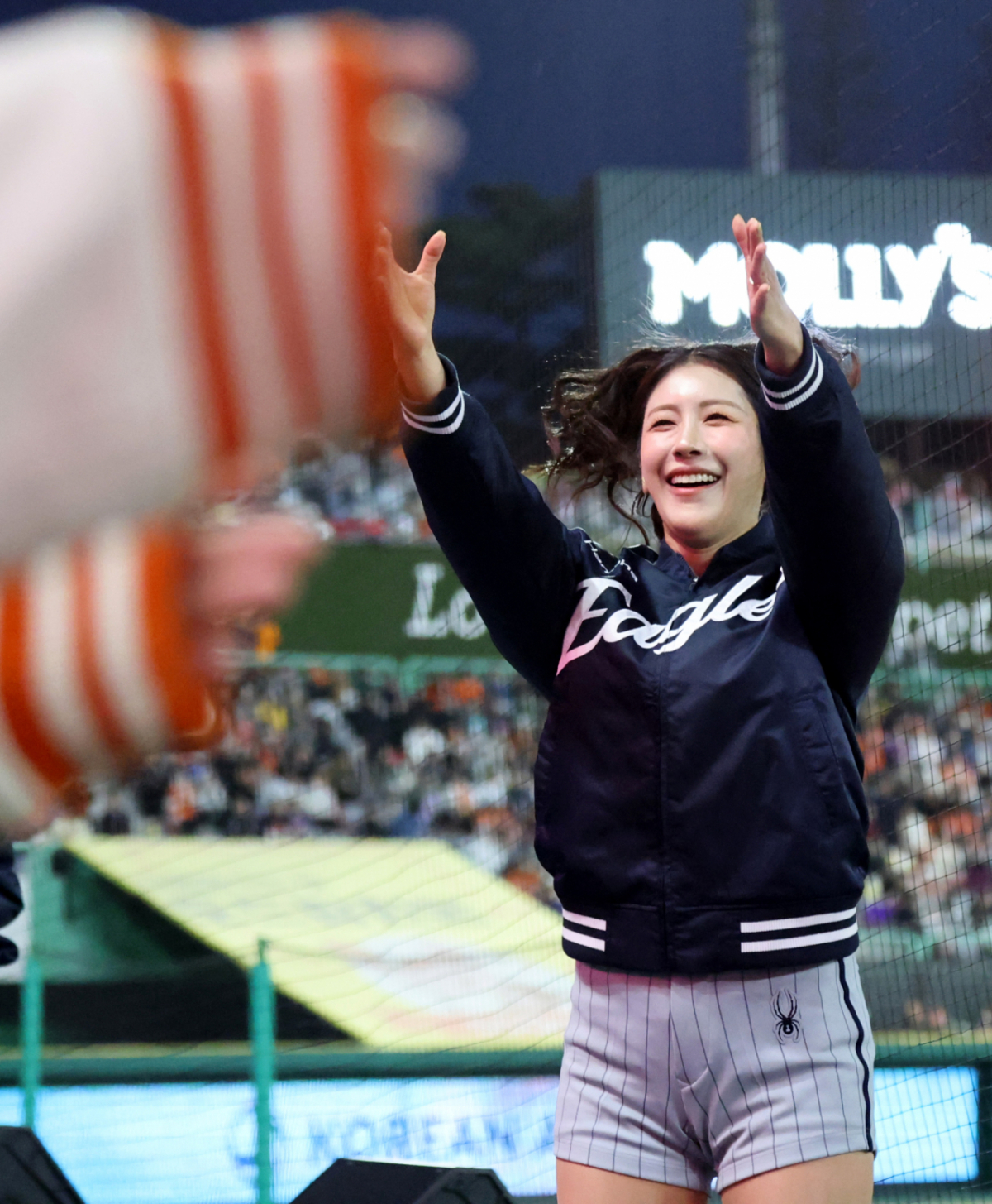 한화 하주석이 7일 랜더스필드에서 열린 2026KBO리그 한화이글스와 SSG랜더스 시즌 첫 경기 3회초 2사 만루에서 2타점 적시타를 터트린 후 환호하고 있다. 눈은 3루 응원석을 향했다.2026.04.07. 한화 하주석이 7일 랜더스필드에서 열린 2026KBO리그 한화이글스와 SSG랜더스 시즌 첫 경기 3회초 2사 만루에서 2타점 적시타를 터트린 후 환호하고 있다. 2026.04.07. 한편 3루에는 아내 김연정이 열렬히 그를 축하하고 있다. /사진=강영조 cameratalks@