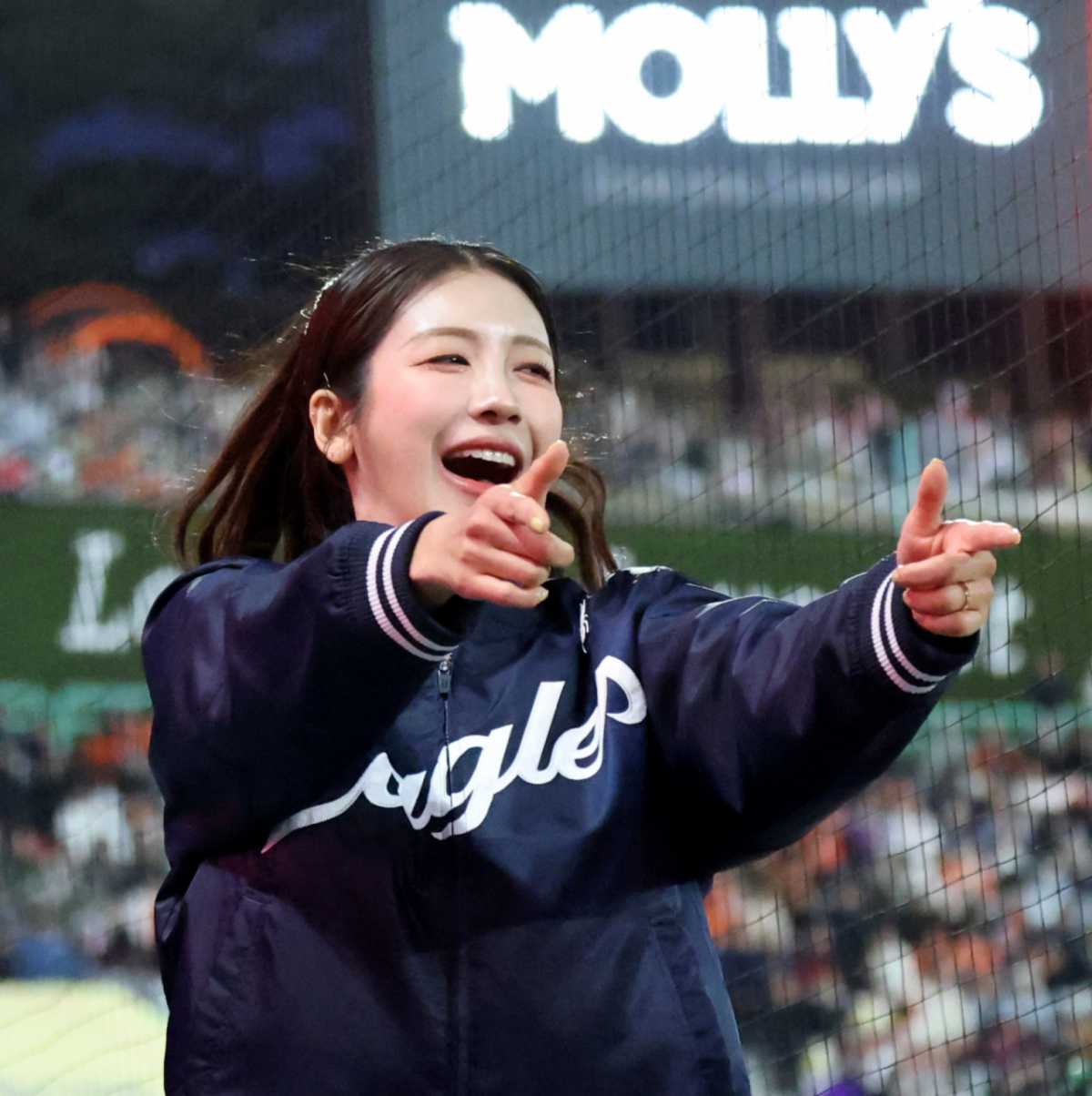 한화 하주석이 7일 랜더스필드에서 열린 2026KBO리그 한화이글스와 SSG랜더스 시즌 첫 경기 3회초 2사 만루에서 2타점 적시타를 터트린 후 환호하고 있다. 눈은 3루 응원석을 향했다.2026.04.07. 한화 하주석이 7일 랜더스필드에서 열린 2026KBO리그 한화이글스와 SSG랜더스 시즌 첫 경기 3회초 2사 만루에서 2타점 적시타를 터트린 후 환호하고 있다. 2026.04.07. 한편 3루에는 아내 김연정이 열렬히 그를 축하하고 있다. /사진=강영조 cameratalks@