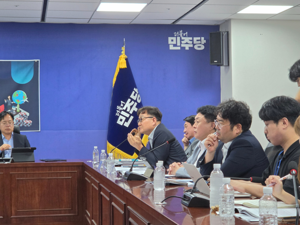 최성욱 한국카지노업관광협회장(오른쪽 책상에서 뒤쪽에서 첫번째)이 토론회에서 발언하고 있다. /사진=김승한 기자
