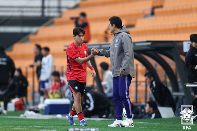 이민성 23세 이하(U-23) 축구대표팀 감독(오른쪽)이 윤도영을 격려하고 있다. /사진=대한축구협회 제공