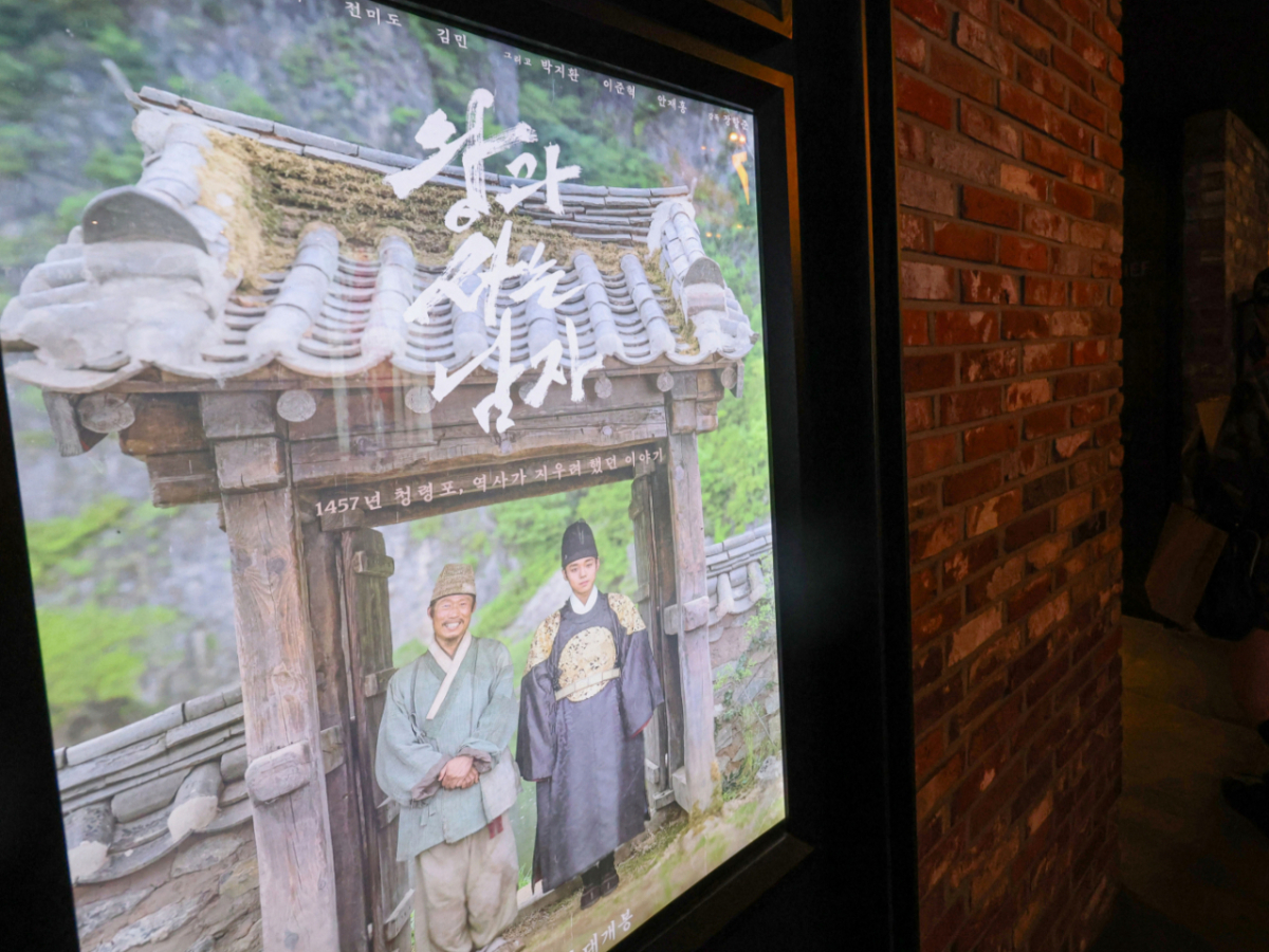 지난 4월 서울 한 영화관에 영화 '왕과 사는 남자' 포스터가 게시돼 있다. /사진=뉴시스