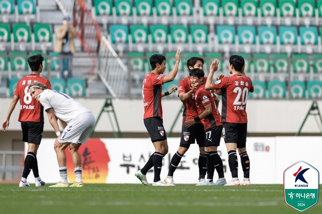 부산 아이파크의 골 세리머니. /사진=한국프로축구연맹 제공
