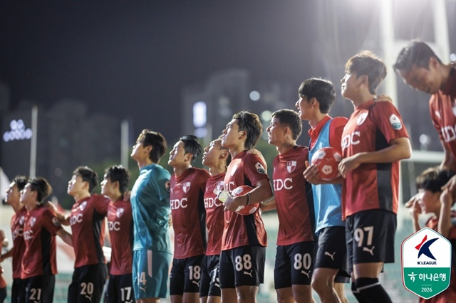 팬들에게 인사하는 부산 아이파크 선수단. /사진=한국프로축구연맹 제공