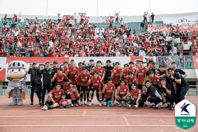 팬들과 승리 기념샷을 찍은 부산 아이파크 선수단. /사진=한국프로축구연맹 제공