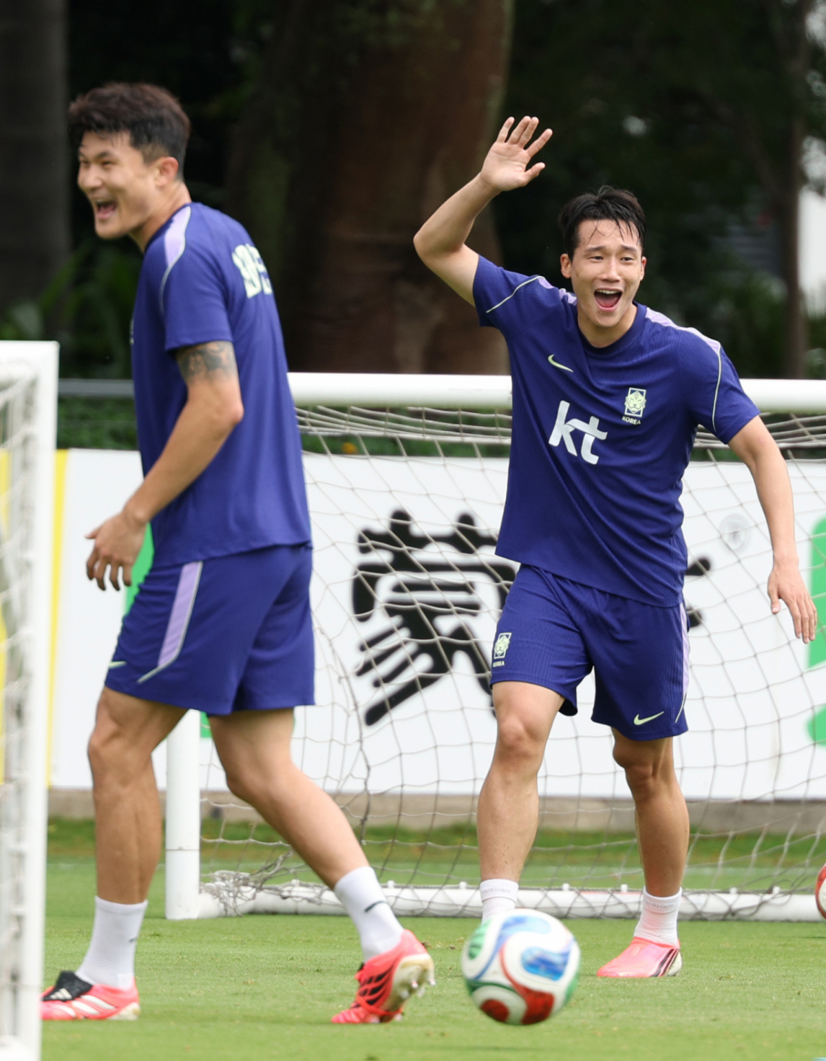 대한민국 축구 국가대표팀이 2026 북중미월드컵 A조 2차 예선을 앞두고 14일 멕시코 과달라하라 치바스 베르데 바예에서 훈련을 진행했다. 이태석(오른쪽)이 미니 게임 훈련을 하고 있다. /사진=김진경 대기자