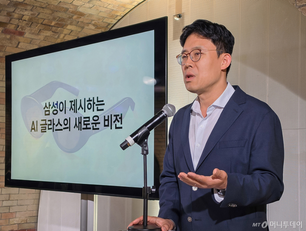 23일(현지시간) 영국 런던에서 삼성전자 MX사업부 XR 개발팀장 최재인 부사장이 인텔리전트 아이웨어에 대해 브리핑하고 있다./사진제공=삼성전자