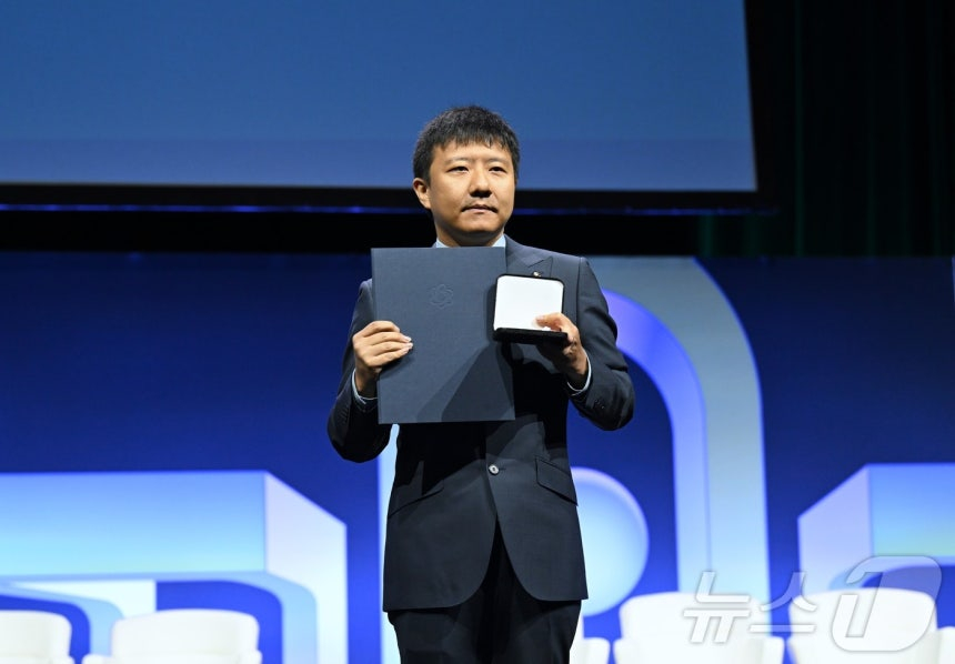 23일(현지시간) 미국 펜실베이니아주 필라델피아에서 열린 2026 세계수학자대회 개막식에서 중국 수학자 덩위가 필즈상을 수상하고 있다. ⓒ 신화=뉴스1