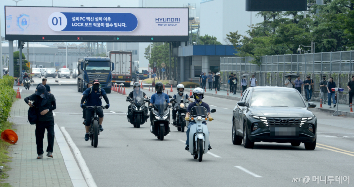 [울산=뉴시스] 배병수 기자 = 전국금속노동조합 현대자동차 노조가 사흘간 교대조별로 4시간씩 부분파업에 돌입한 20일 오전 울산 북구 현대자동차 명촌정문에서 오전조 근무자들이 조기 퇴근을 하고 있다. 2026.07.20. bbs@newsis.com. /사진=배병수