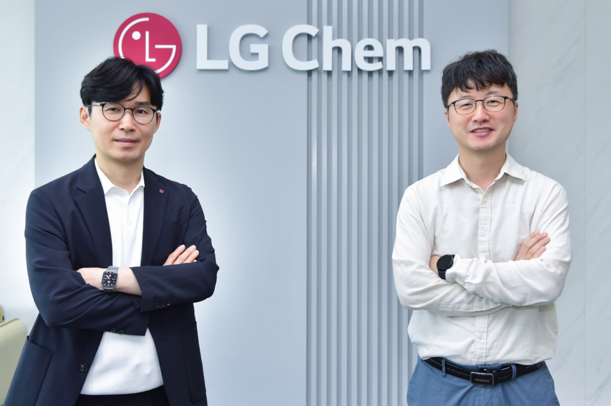 곽민한 LG화학 엔지니어링소재·개발 그룹장과 이정환 엔지니어링소재·개발 팀장이 지난 15일 오산CS센터에서 '금속의 플라스틱 전환' 전략을 소개한 뒤 기념촬영을 하고 있다. /사진=LG화학 
