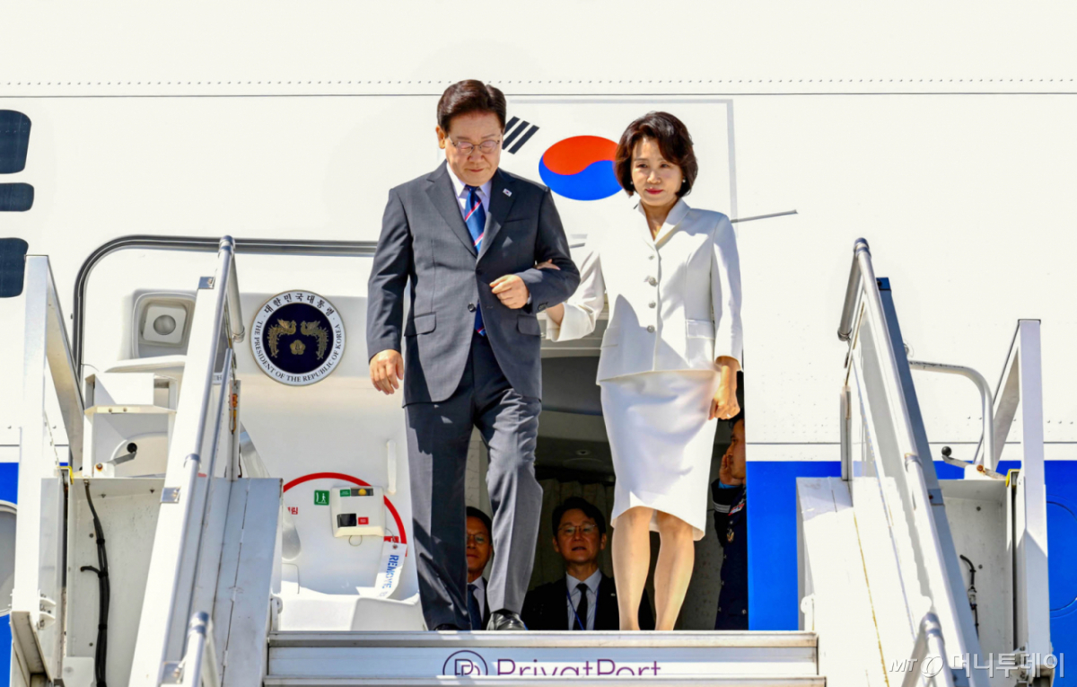 [제네바=뉴시스] 최동준 기자 = G7 정상회의에 참석하는 이재명 대통령과 김혜경 여사가 16일(현지 시간) 스위스 제네바 공항에 도착하고 있다. (사진=Devenes / FCh 제공) 2026.06.16. photo@newsis.com  *재판매 및 DB 금지 /사진=최동준