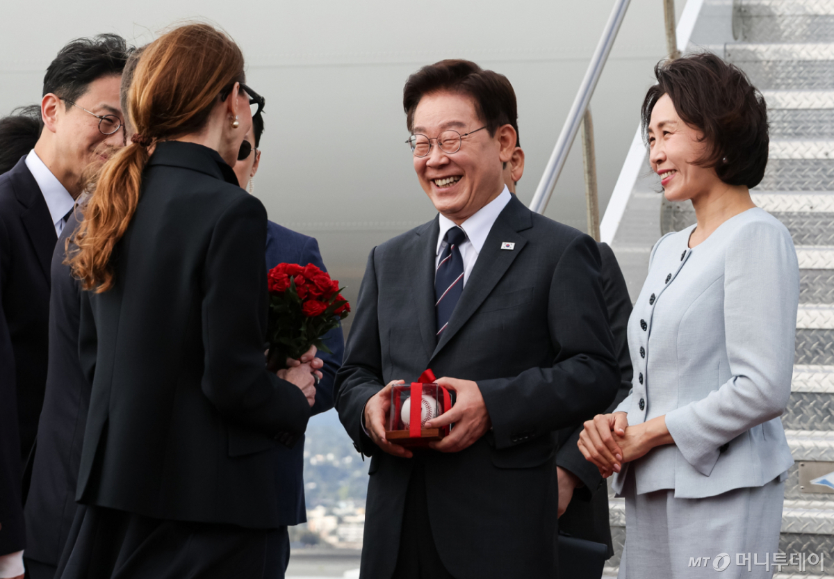 (샌프란시스코(미국)=뉴스1) 허경 기자 = 미국·남미 순방 일정에 나선 이재명 대통령이 24일(현지시간) 샌프란시스코 국제공항에 도착해 다니엘 루리 시장에게 야구공을 전달 받고 있다. 2026.7.25/뉴스1  Copyright © 뉴스1. All rights reserved. 무단 전재 및 재배포,  AI학습 이용 금지. /사진=(샌프란시스코(미국)=뉴스1) 허경 기자
