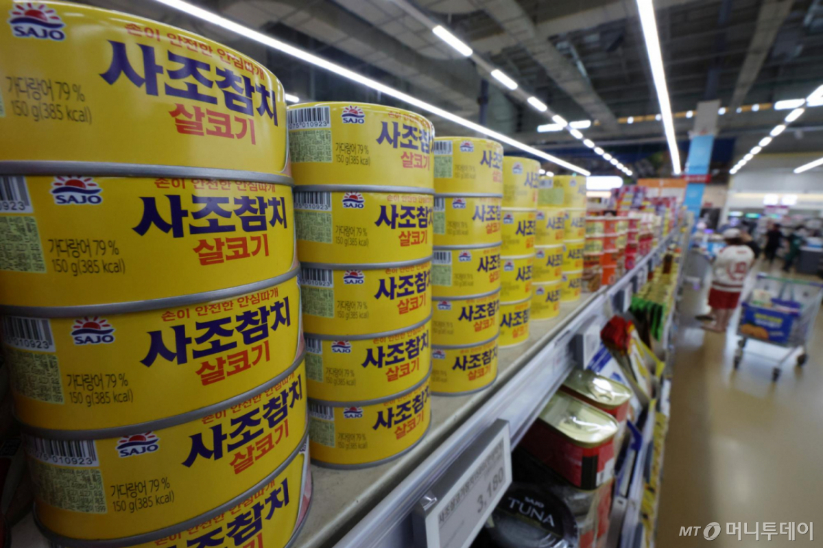 [서울=뉴시스] 조성우 기자 = 19일 서울 시내의 한 대형마트에 사조 참치캔 등 제품이 진열돼 있다. 식품업계는 주요 원·부재료 가격 및 포장재 비용 상승에 따른 제조 원가 부담으로 가격 인상에 나서고 있다.  CJ제일제당이 햇반(12%)과 만두(4.6%), 생선구이(8.4%) 등 27개 품목의 가격을 평균 8% 인상하기로 한 데 이어, 사조도 참치캔(10%)과 수산캔(20%) 등의 출고가 인상을 요청한 상태다. 2026.07.19. xconfind@newsis.com /사진=조성우